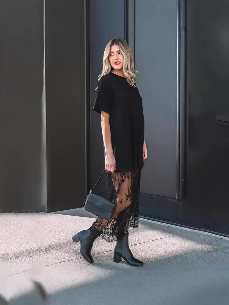 Effortless Chic Meets Elegance – The Lace Hem Maxi Tee Dress